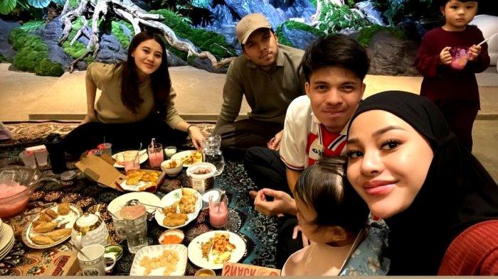 Aurel Hermansyah Takbiran Bareng Atta, Thariq, dan Aaliyah Massaid