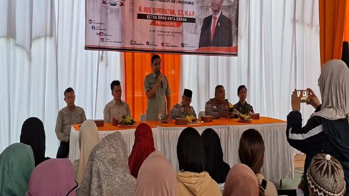 MASALAH TANAH - Ketua DPRD Depok Ade Supriyatna menggelar reses di lingkungan RW 04 Kelurahan Harjamukti, Kecamatan Cimanggis, Depok, Minggu (10/5/2026). (foto: M Rifqi Ibnumasy)