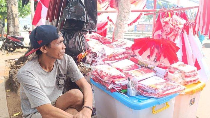 Kisah Adi Asal Cirebon Rela Tidur di Kolong Meja, Jual Bendera Musiman HUT Kemerdekaan RI