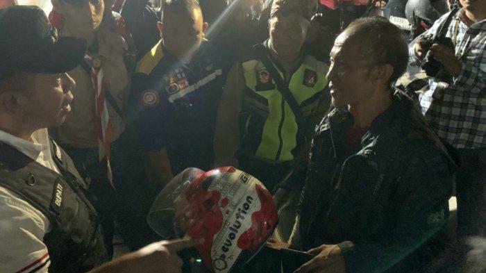 Cerita Bupati Karawang Aep Syaepuloh Bantu Pemudik yang Motornya Rusak Setelah Mengalami Kecelakaan