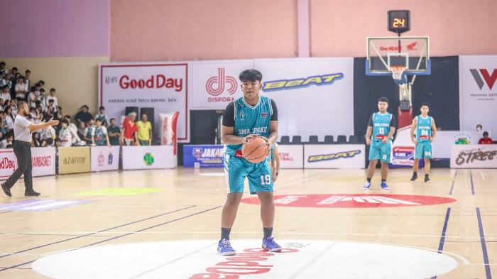 Ahmad Rifai Asobah, pemain SMAN 24 Jakarta yang tak hanya piawai bermain basket, tapi juga menyimpan banyak prestasi di bidang lain, mulai dari futsal, bela diri, hingga dunia kreatif.