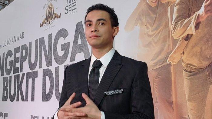 RASA DUKA OMARA - Aktor Omara Esteghlal ditemui di kawasan Kuningan Jakarta Selatan, Kamis (10/4/2025). Omara ungkap rasa duka atas meninggalnya penyanyi senior, Titiek Puspa. (Tribunnews/Bayu Indra Permana)