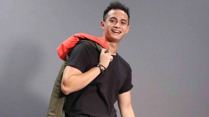 CETAK PRESTASi - Omara Esteghlal meraih penghargaan Festival Film Wartawan 2025.