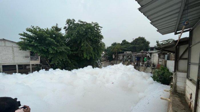 Sungai di Cimanggis Depok Tertutup Gumpalan Busa hingga Lima Meter, Diduga Tercemar Limbah Pabrik
