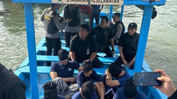 AMMAR ZONI NUSAKAMBANGAN - Foto Ammar Zoni dan beberapa warga binaan bersiko tinggi (high risk) saat dipindahkan ke Nusakambangan. (sumber foto istimewa Direktorat Jenderal Pemasyarakatan)