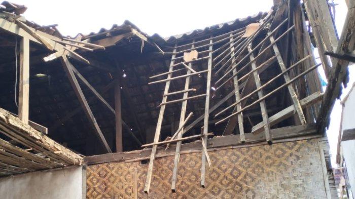 Atap Rumahnya Ambruk Dihantam Angin Kencang, Sopian: Alhamdulillah Enggak Ada Korban