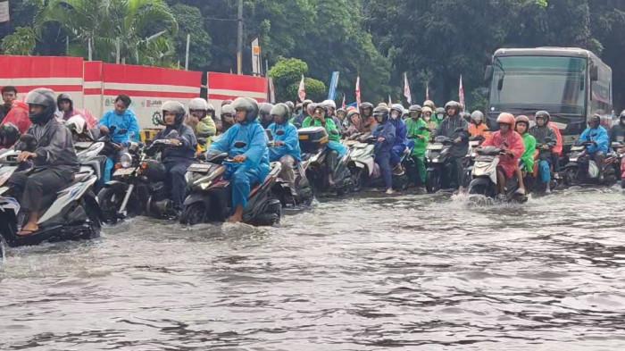 Banjir kembali menggenangi Jalan DI Pandjaitan, Kecamatan Jatinegara, Jakarta Timur, usai hujan deras pada Senin (4/2/2026) siang. Ketinggian air mencapai 40–60 sentimeter sehingga arus lalu lintas tersendat dan hanya satu lajur yang bisa dilalui.