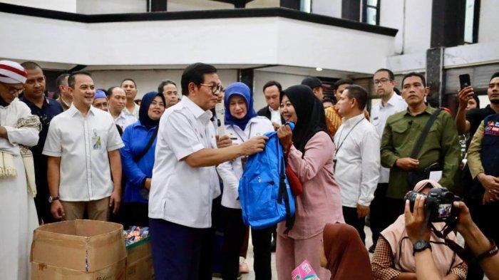 BPJS Ketenagakerjaan bersama Pemprov DKI Salurkan Ribuan Porsi Makanan untuk Pengungsi Korban Banjir