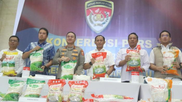 BERAS OPLOSAN - Satuan Tugas (Satgas) Pangan Polri menemukan kejanggalan pada empat merek beras yang diproduksi dan diedarkan PT Padi Indonesia Maju (PIM), yakni Sania, Fortune, Sovia, dan Siip. Satgas Pangan memperlihatkan keempat beras tersebut di Bareskrim Polri, Kebayoran Baru, Jakarta Selatan, Selasa (5/8/2025).
