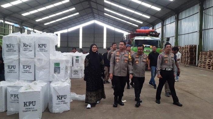 Wakapolda Brigjen Bariza Sulfi Pastikan Distribusi Logistik Pemilu 2024 di Jabar Lancar dan Aman