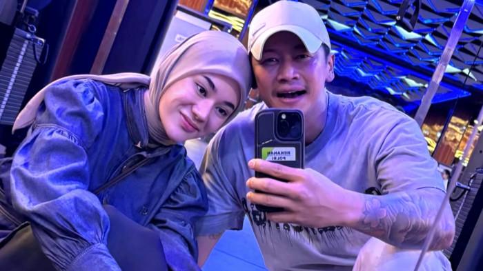 VCS - Selebgram Clara Shinta membongkar aib Muhammad Alexander Assad, suaminya, di media sosial. Clara Shinta mengunggah potongan gambar suaminya saat diduga melakukan video call sex (VCS) dengan wanita lain.