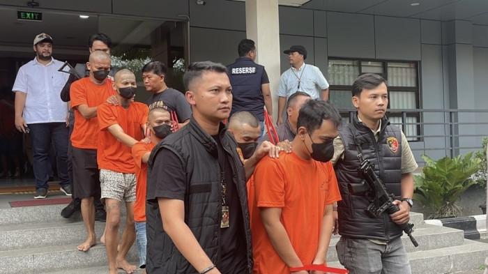 CURANMOR - Komplotan curanmor dihadirkan dalam Jumpa Pers di Mapolres Jakbar pada Kamis (6/11/2025). Satreskrim Polres Metro Jakarta Barat sebelumnya mengungkap kasus pencurian kendaraan bermotor yang bermodus sewa kontrakan di wilayah Joglo, Kembangan, Jakarta Barat.