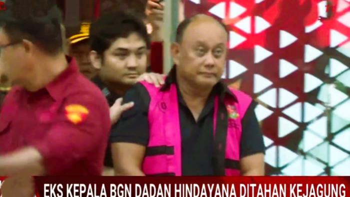 DADAN DITAHAN KEJAGUNG - Mantan Kepala BGN Dadan Hindayana kini harus menghadapi kenyataan pahit di balik jeruji besi karena resmi ditahan Kejagung usai dicopot sebagai Kelapa BGN. Berdasarkan pantauan visual yang ditayangkan Kompas TV, Dadan Hindayana keluar dari Gedung Kejaksaan Agung RI sekitar pukul 17.15 WIB pada Rabu (3/6/2026) menuju mobil Kejagung untuk dibawa ke tahanan.
