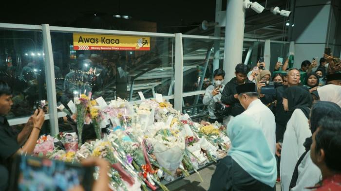 DOA BERSAMA - Sejumlah penumpang berdoa di Stasiun Bekasi Timur, Kota Bekasi 2