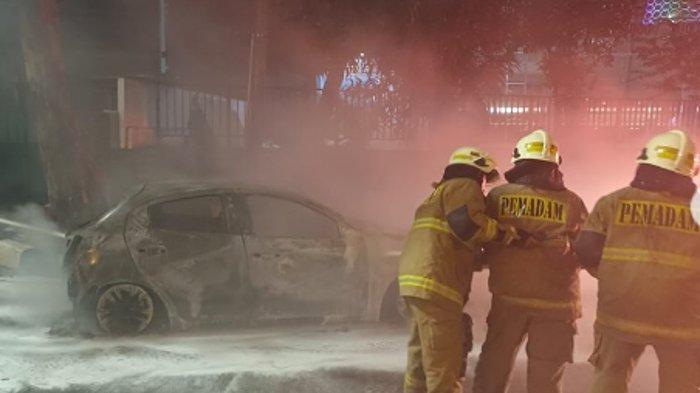 Teror Remaja Konvoi Petasan Bakar Sebuah Mobil di Kembangan