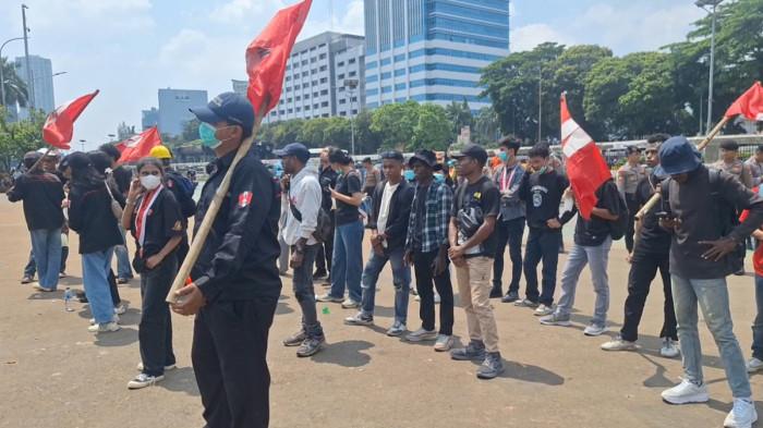 Mulai Orasi, Massa Aksi dari Aliansi Mahasiswa Datangi Gedung DPR RI Senayan Jakarta Pusat