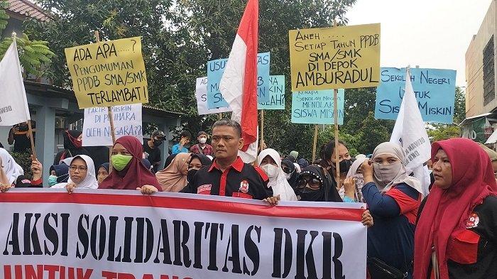 Tuding Ada Kecurangan di Proses PPDB, Ratusan Massa Gelar Demonstrasi di Depan SMAN 4 Depok