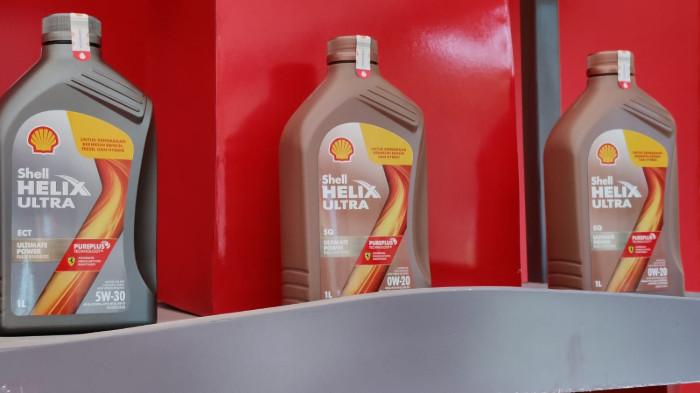 Deretan produk pelumas Shell Helix Ultra ukuran 1 liter