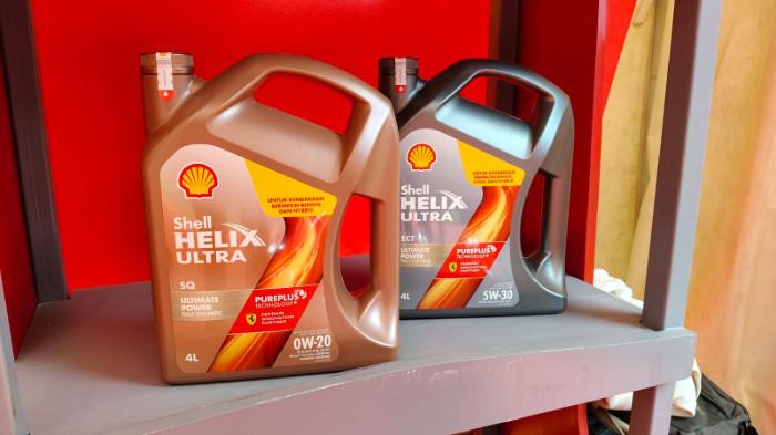 Deretan produk pelumas Shell Helix Ultra ukuran 4 liter