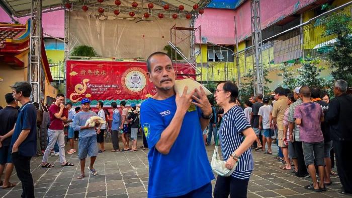 BERBAGI BERAS - Menyambut Hari Ullambana dan Bulan Bakti Cit Gwee Tahun 2025, Vihara Dhanagun membagikan 60 ton beras untuk warga sekitar vihara, Minggu (7/9/2025).