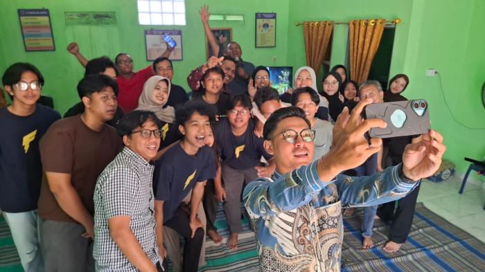 PELATIHAN KONTEN KREATIF - Suasana pendampingan program 'Digital Bersama, Toleransi Selamanya' di Kelurahan Cilangkap, Kecamatan Tapos, Depok, Jawa Barat pada Minggu (23/11/2025). Dalam sesi ini, para peserta lintas agama diajarkan teknik produksi konten, mulai dari pengambilan gambar hingga proses editing menggunakan smartphone. Materi voice over menjadi salah satu bagian yang paling diminati.