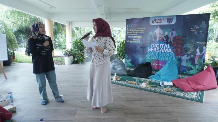 KONTEN KREATIF - Direktur Generasi Literat, Mila Muzakkar dan Almira, remaja asal Jatimulya, Cilodong dalam Program pendampingan konten kreatif bertajuk 'Digital Bersama, Toleransi Selamanya' di Alun-Alun Kota Depok  pada Sabtu (1/11/2025).Kegiatan hasil kolaborasi Jurnalis Indonesia Peduli (JIP) dan Pemerintah Kota Depok itu melatih peserta membuat konten digital sekaligus menyuarakan toleransi, persatuan, dan kedamaian antar umat beragama.