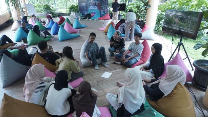 KONTEN KREATIF - Direktur Generasi Literat, Mila Muzakkar (jilbab hitam) dalam Program pendampingan konten kreatif bertajuk 'Digital Bersama, Toleransi Selamanya' di Alun-Alun Kota Depok  pada Sabtu (1/11/2025).Kegiatan hasil kolaborasi Jurnalis Indonesia Peduli (JIP) dan Pemerintah Kota Depok itu melatih peserta membuat konten digital sekaligus menyuarakan toleransi, persatuan, dan kedamaian antar umat beragama.