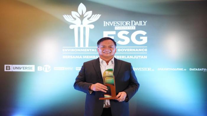 Direktur Utama PNM Arief Mulyadi Anugerah Penggerak Sektor Keuangan dan Apresiasi ESG kategori Community Empowerment di Jakarta, Sabtu (22/11/2025).