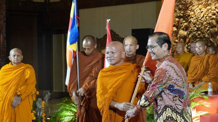 Dirjen Bimas Buddha Lepas Perjalanan Spiritual 40 Bhikkhu Thudong dari TMII Menuju Candi Borobudur
