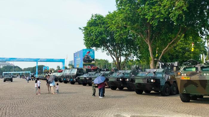 ERHATIAN KENDARAAN TEMPUR -- Deretan tank lapis b MONAS