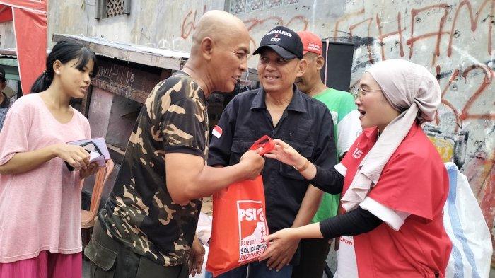 Warga Lautze Dalam Tukar Sampah dengan 10 Butir Telur dari Caleg Elva Farhi Qolbina