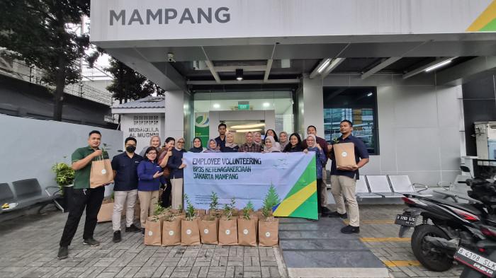 Gaungkan Go Green, BPJS Ketenagakerjaan Mampang Bagikan Bibit Pohon saat Gelar Employee Volunteering
