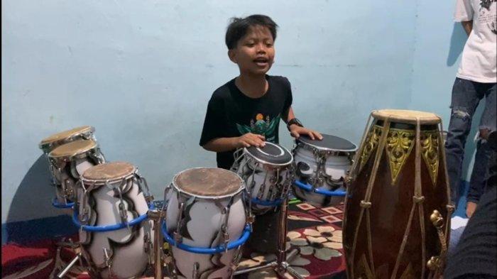 Dapat Kiriman Gendang dari Ganjar Pranowo, Farel Langsung Beraksi Sambil Nyanyi 'Ojo Dibandingke'