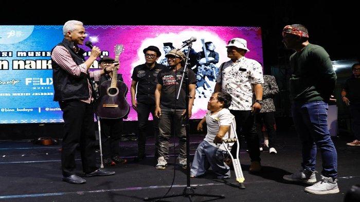 Ganjar Pranowo Dapat Kenang-kenangan Gitar Kayu Tua dari Musisi Jalanan Kota Semarang