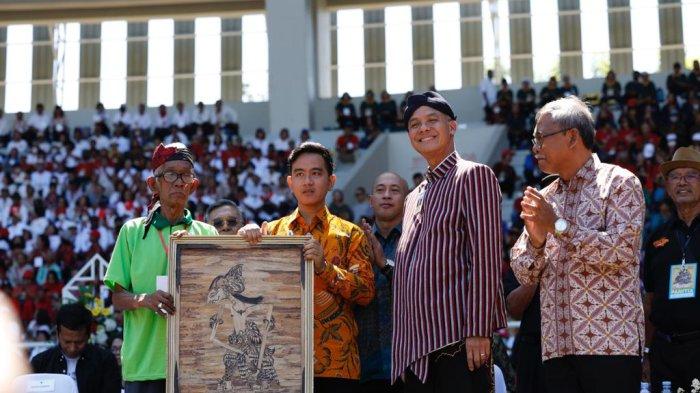 Hadiri Hari Lansia Nasional 2023 Bareng Gibran, Ganjar Didoakan Para Opa dan Oma Jadi Presiden