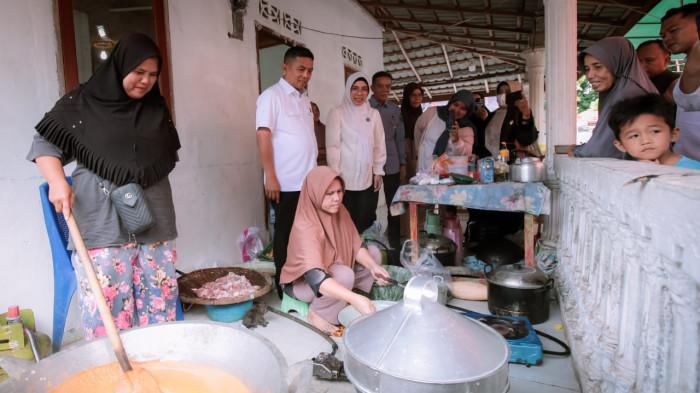 Rombongan Gubernur Banten meninjau ke dapur umum yang didirikan relawan Banten di Kelurahan Balai Gadang, Kecamatan Koto Tangah.