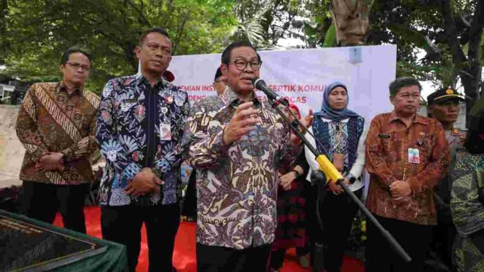 SEPTIKTANK KOMUNAL - Gubernur DKI Jakarta, Pramono Anung didampingi Wali Kota Jakarta Timur, Munjirin secara simbolis meresmikan instalasi biogas komunal di tiga kelurahan, yakni Kelurahan Pekayon, Kelurahan Rambutan, dan Kelurahan Bidara Cina pada Kamis (13/11/2025). Menurutnya, Jakarta Timur bisa menjadi contoh bagaimana pengelolaan limbah dapat diubah menjadi manfaat ekonomi dan energi bersih untuk masyarakat.