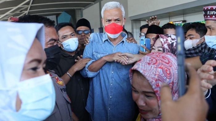 Mau 'Kondangan' Wali Kota Makassar, Warga Sambut Riuh Ganjar Pranowo di Bandara Sultan Hasanuddin