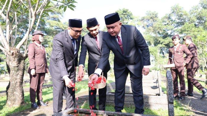 Ziarah ke TMP Pondok Rajeg Cibinong Jelang Hari Kebangkitan Nasional, Ini Pesan Rudy Susmanto