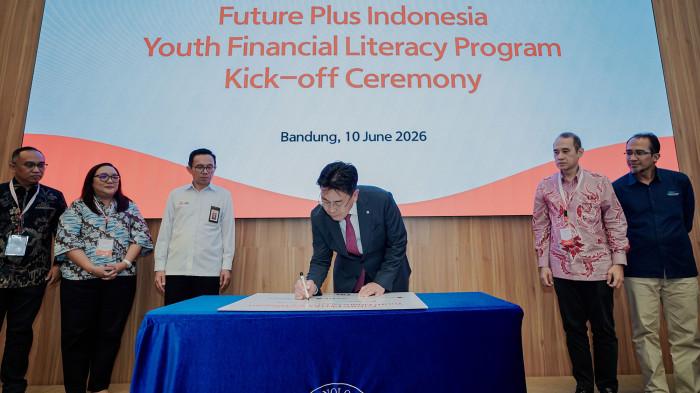 Hanwha Life, melalui kemitraan strategis dengan Save the Children Indonesia, hari ini secara resmi meluncurkan 'Future Plus Indonesia: Youth Financial Literacy Program' (Program Literasi Keuangan Remaja) di SBM ITB, Bandung, Rabu (10/6/2026). Doc Hanwha Life