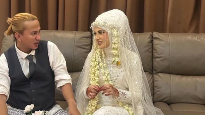 MENIKAH- Momentum pernikahan model Helwa Bachmid dengan Habib Bahar bin Smith. Selama setahun menikah, Helwa merasa dijadikan seperti istri simpanan