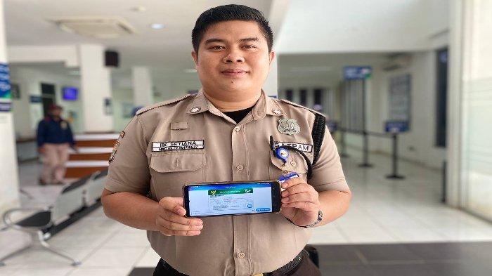 Bermodalkan Ponsel, Pria Ini Jelaskan Kemudahan Akses Layanan dan Informasi Program JKN