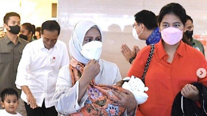 Netizen Memuji Iriana Jokowi yang Menggendong Cucu Kelima Menggunakan Kain Jarik