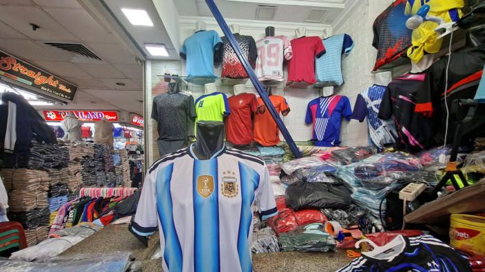 JERSEY PIALA DUNIA - Demam Piala Dunia 2026 sudah mulai mewabah di masyarakat. Ditandadi dengan penjualan jersey yang mulai meningkat di Pasar Tanah Abang, Jakarta Pusat, Selasa (26/5/2026).(Foto: Yolanda Putri Dewanti)
