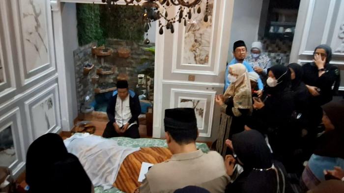 JENAZAH MPOK ALPA - Jenazah komedian Mpok Alpa tiba di rumah duka, di kawasan Ciganjur, Jakarta Selatan (Jaksel). Jenazah Mpok Alpa tiba di rumah duka sekitar pukul 11.00 WIB, diantarkan langsung oleh Irfan Hakim dan Raffi Ahmad.