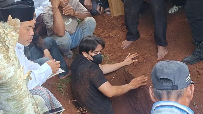 KABAR DUKA - Suasana pemakaman Komedian Mpok Alpa di TPU Tanah Wakaf Kujaran 3