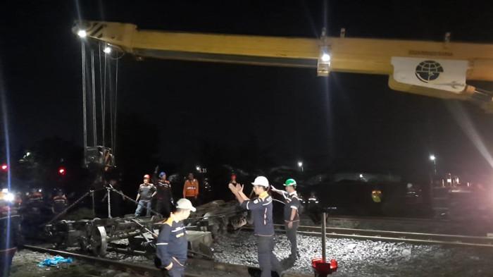Malam Ini, KAI Kerahkan Crane Evakuasi KA Purwojaya yang Anjlok di Bekasi
