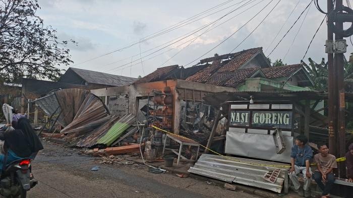 KEBAKARAN SPBE BEKASI - Kondisi bangunan warga yang terdampak kebakaran Stasiun Pengisian Bulk Elpiji (SPBE) di Jalan Cinyosog, Kelurahan Cimuning, Kecamatan Mustika Jaya, Kota Bekasi pada Minggu (5/4/2026). Kebakaran SPBE tersebut berdampak terhadap 22 bangunan milik warga.