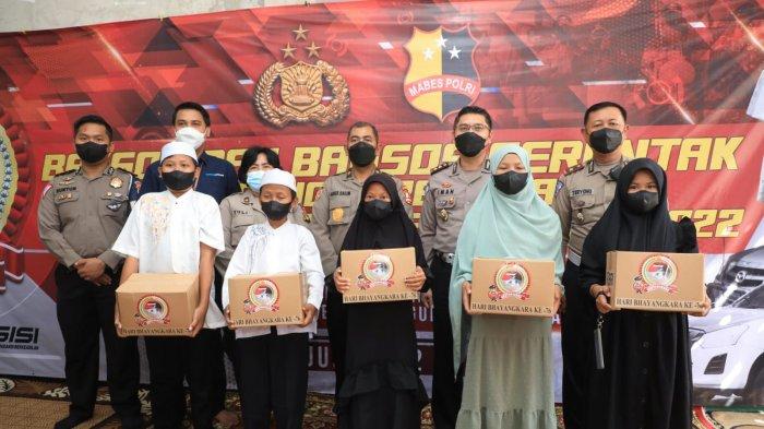 HUT Bhayangkara Mabes Polri Salurkan 500 Paket Bantuan Sosial kepada Yayasan Gothal Peduli Yatim