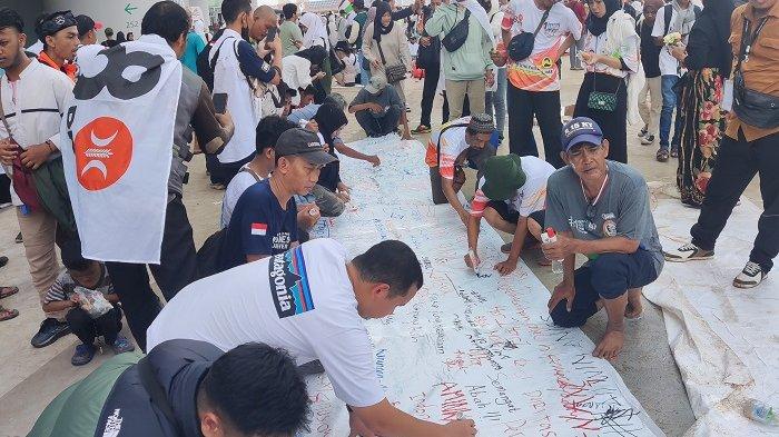 Pendukung AMIN Bentangkan Karung Panjang Berisi Harapan Perubahan untuk Anies Baswedan